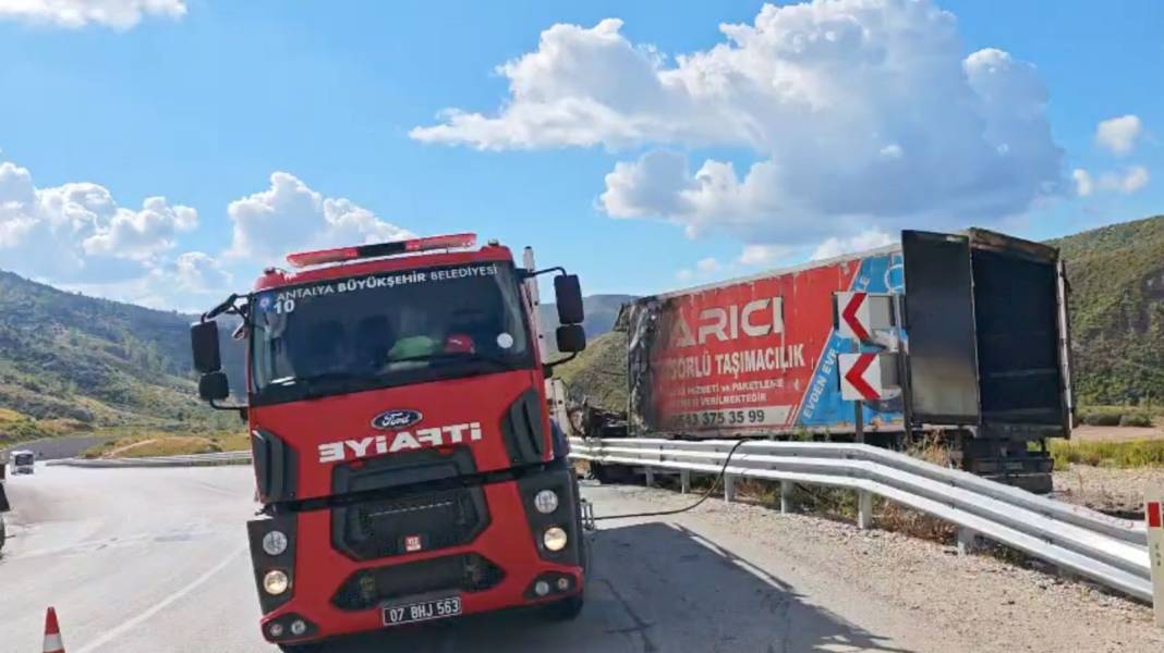 Konya-Antalya yolunda can pazarı! Kamyon yandı 5